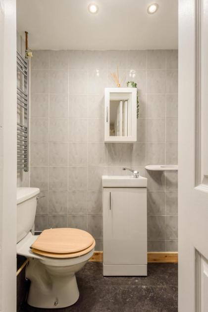 Central Studio Near Usher Hall & Edinburgh Castle - image 3
