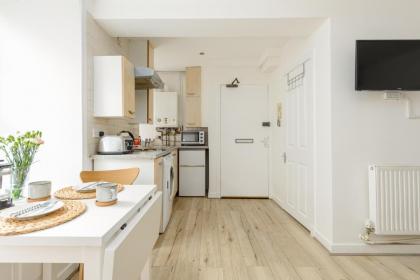 Central Studio Near Usher Hall & Edinburgh Castle - image 5