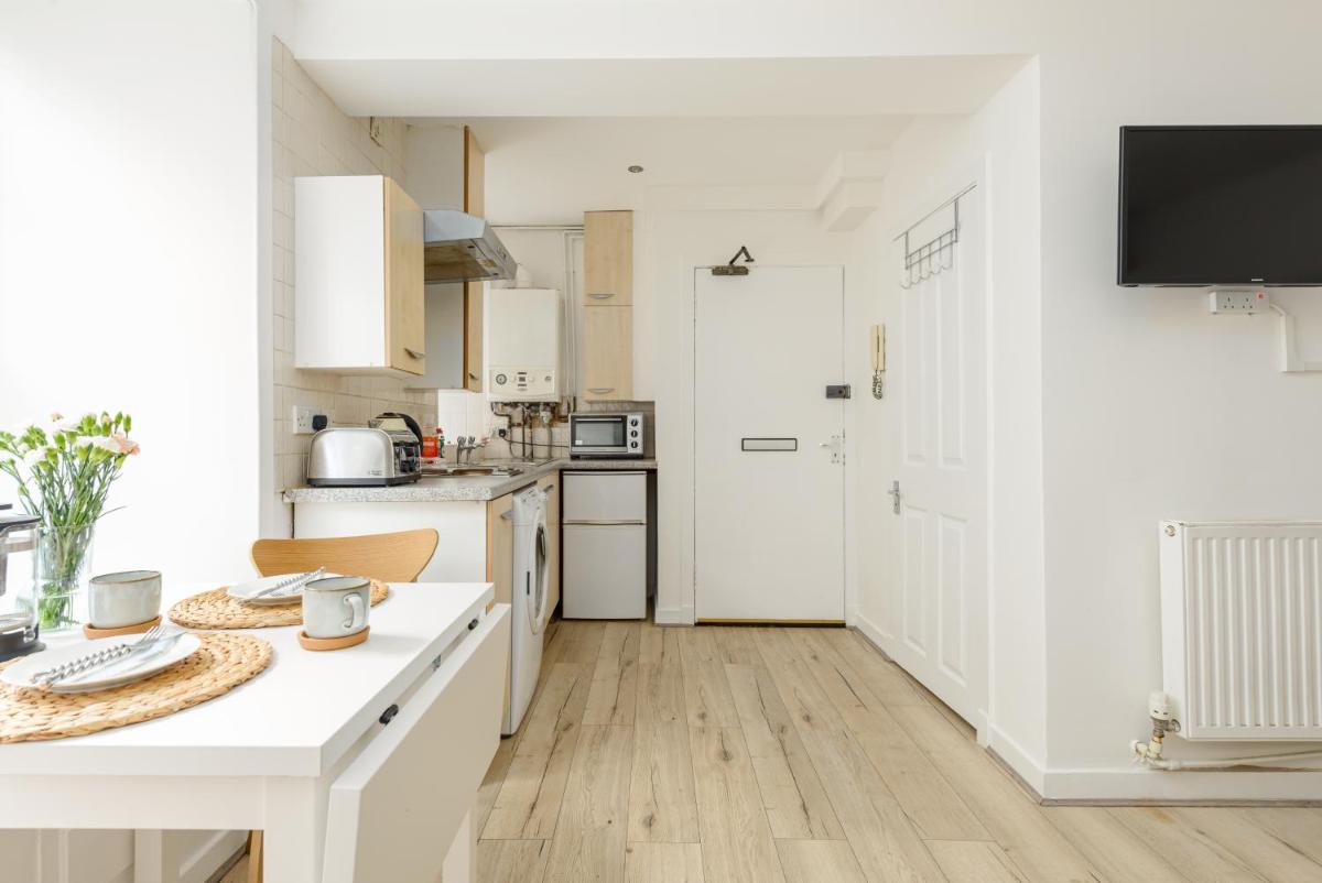 Central Studio Near Usher Hall & Edinburgh Castle - image 5
