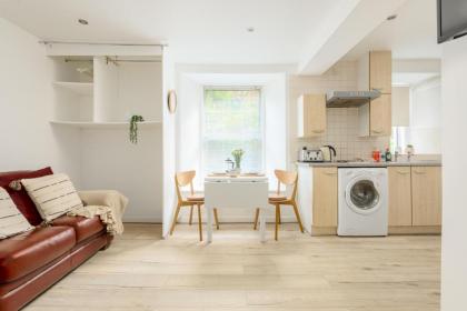 Central Studio Near Usher Hall & Edinburgh Castle - image 7