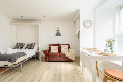 Central Studio Near Usher Hall & Edinburgh Castle - image 8