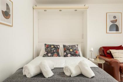 Central Studio Near Usher Hall & Edinburgh Castle - image 9