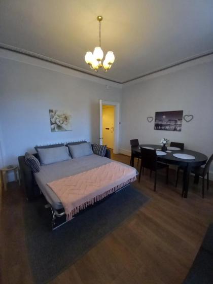 1 Bedrooms Flat in Central Edinburgh Haymarket Heart of Edinburgh Flat Sleeps 4  - image 14