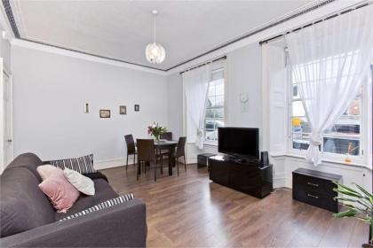 1 Bedrooms Flat in Central Edinburgh Haymarket Heart of Edinburgh Flat Sleeps 4  - image 2