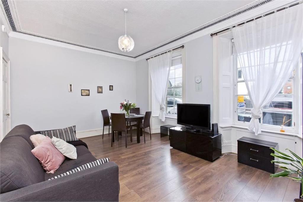 1 Bedrooms Flat in Central Edinburgh Haymarket Heart of Edinburgh Flat Sleeps 4  - image 2