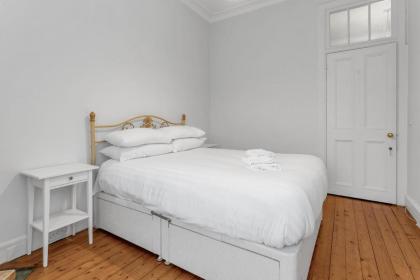 GuestReady - Serenity Flat near St James Centre - image 13