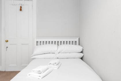 GuestReady - Serenity Flat near St James Centre - image 20