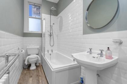 GuestReady - Serenity Flat near St James Centre - image 30
