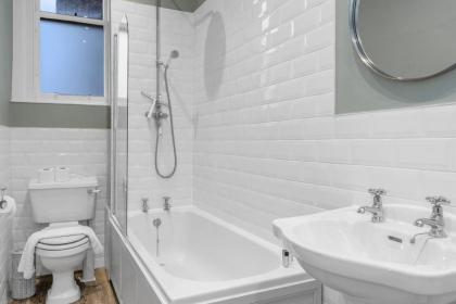 GuestReady - Serenity Flat near St James Centre - image 5