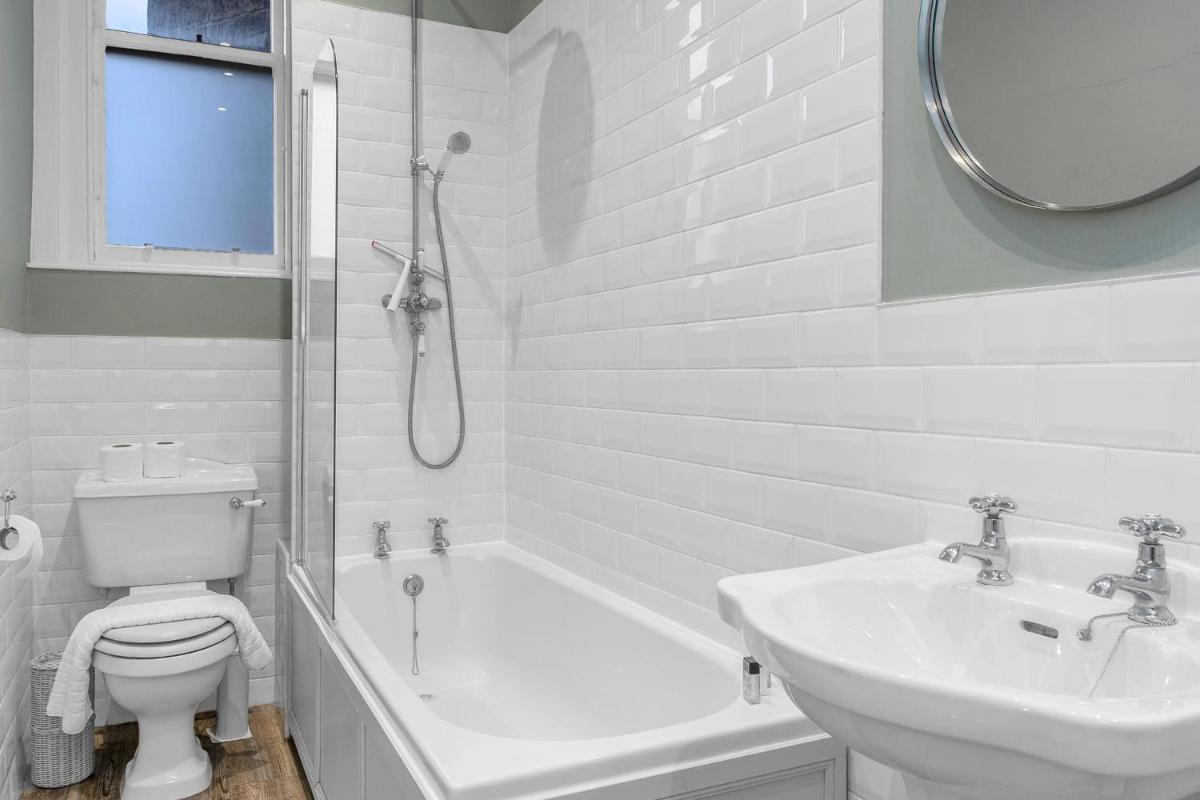GuestReady - Serenity Flat near St James Centre - image 5