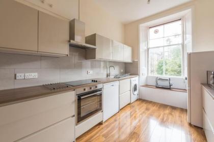 Beautiful 2 Bed 2 Bath Flat overlooking Meadows Park - image 18