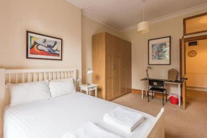 Beautiful 2 Bed 2 Bath Flat overlooking Meadows Park - image 2