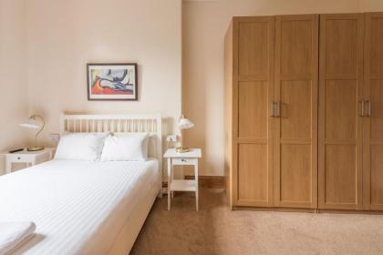 Beautiful 2 Bed 2 Bath Flat overlooking Meadows Park - image 9