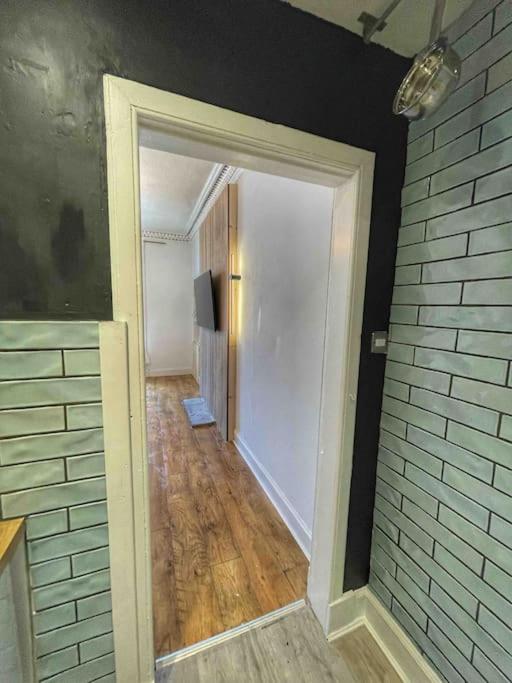 1 Bed Apartment (sleeps 4) on Leith Walk - image 6