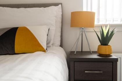 2-Bedroom Holiday Home With Private Garden & Parking - image 10