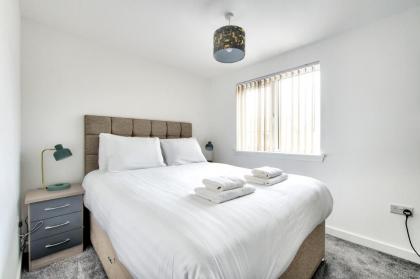 2-Bedroom Holiday Home With Private Garden & Parking - image 12