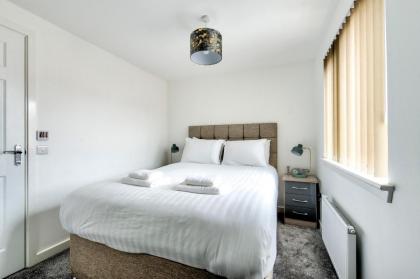 2-Bedroom Holiday Home With Private Garden & Parking - image 13