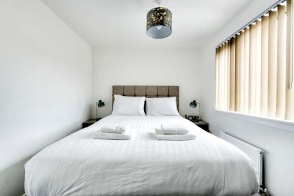 2-Bedroom Holiday Home With Private Garden & Parking - image 14