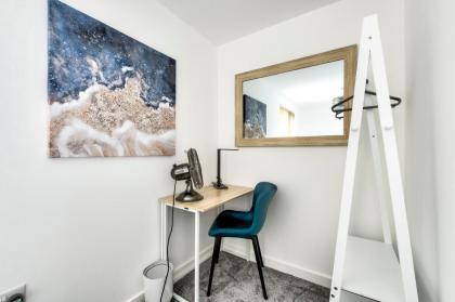 2-Bedroom Holiday Home With Private Garden & Parking - image 15