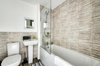 2-Bedroom Holiday Home With Private Garden & Parking - image 16