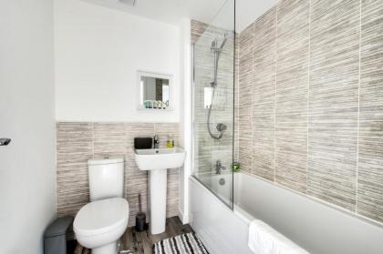 2-Bedroom Holiday Home With Private Garden & Parking - image 17