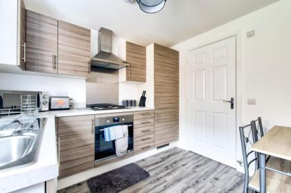 2-Bedroom Holiday Home With Private Garden & Parking - image 18