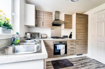 2-Bedroom Holiday Home With Private Garden & Parking - image 19