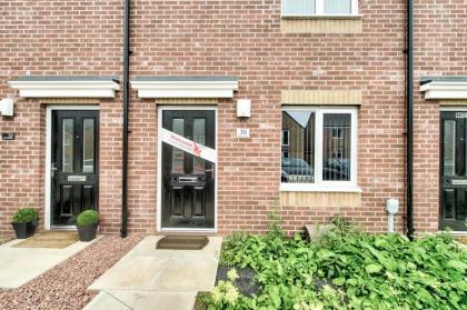 2-Bedroom Holiday Home With Private Garden & Parking - image 25