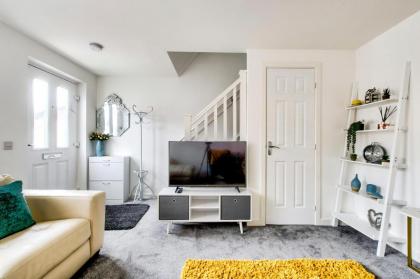 2-Bedroom Holiday Home With Private Garden & Parking - image 3
