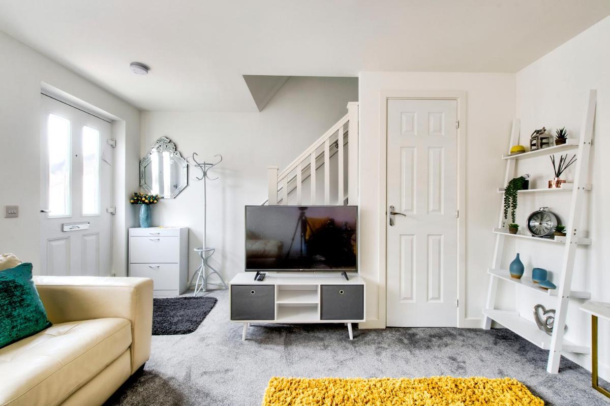 2-Bedroom Holiday Home With Private Garden & Parking - image 3