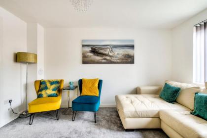 2-Bedroom Holiday Home With Private Garden & Parking - image 4