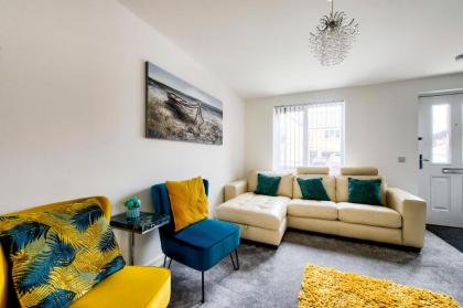2-Bedroom Holiday Home With Private Garden & Parking - image 5