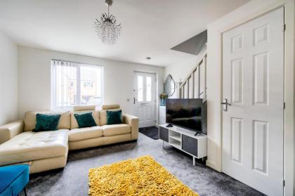 2-Bedroom Holiday Home With Private Garden & Parking - image 6