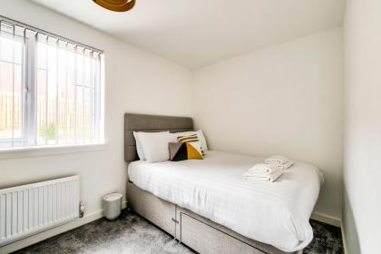 2-Bedroom Holiday Home With Private Garden & Parking - image 7