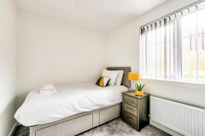 2-Bedroom Holiday Home With Private Garden & Parking - image 8