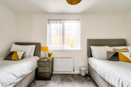 2-Bedroom Holiday Home With Private Garden & Parking - image 9
