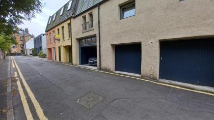 429 - New Town hide away with parking - image 27