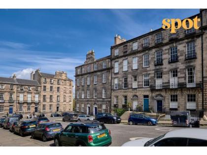Spacious New Town 2BR-1BA Flat - image 11