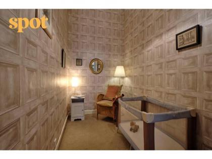 Spacious New Town 2BR-1BA Flat - image 12