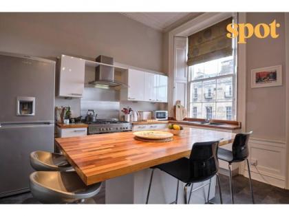 Spacious New Town 2BR-1BA Flat - image 2
