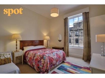 Spacious New Town 2BR-1BA Flat - image 3