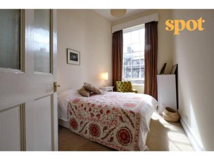 Spacious New Town 2BR-1BA Flat - image 4