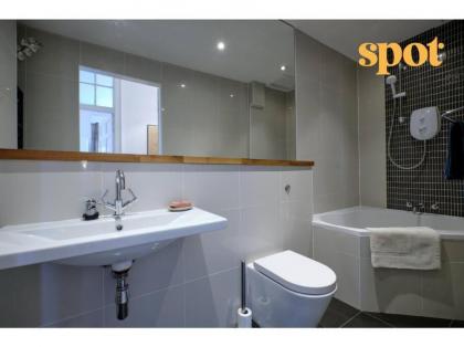 Spacious New Town 2BR-1BA Flat - image 5