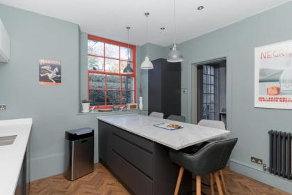 Beautiful & Bright 2BD Flat - Haymarket - image 18