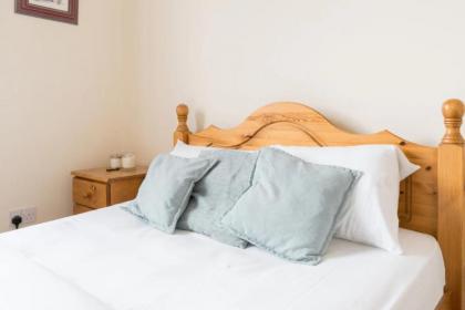 Charming and Relaxing 2BD Flat - Abbeyhill - image 9