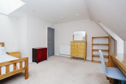 Fabulous 5 Double Bedroom Edinburgh Old Town apartment - image 23