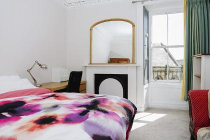 Fabulous 5 Double Bedroom Edinburgh Old Town apartment - image 27