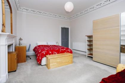 Fabulous 5 Double Bedroom Edinburgh Old Town apartment - image 29