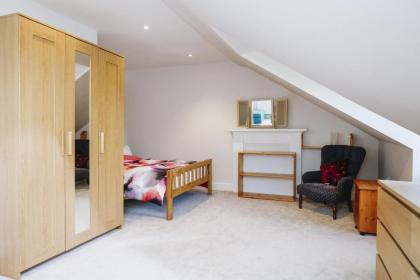 Fabulous 5 Double Bedroom Edinburgh Old Town apartment - image 30
