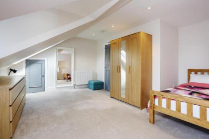 Fabulous 5 Double Bedroom Edinburgh Old Town apartment - image 6